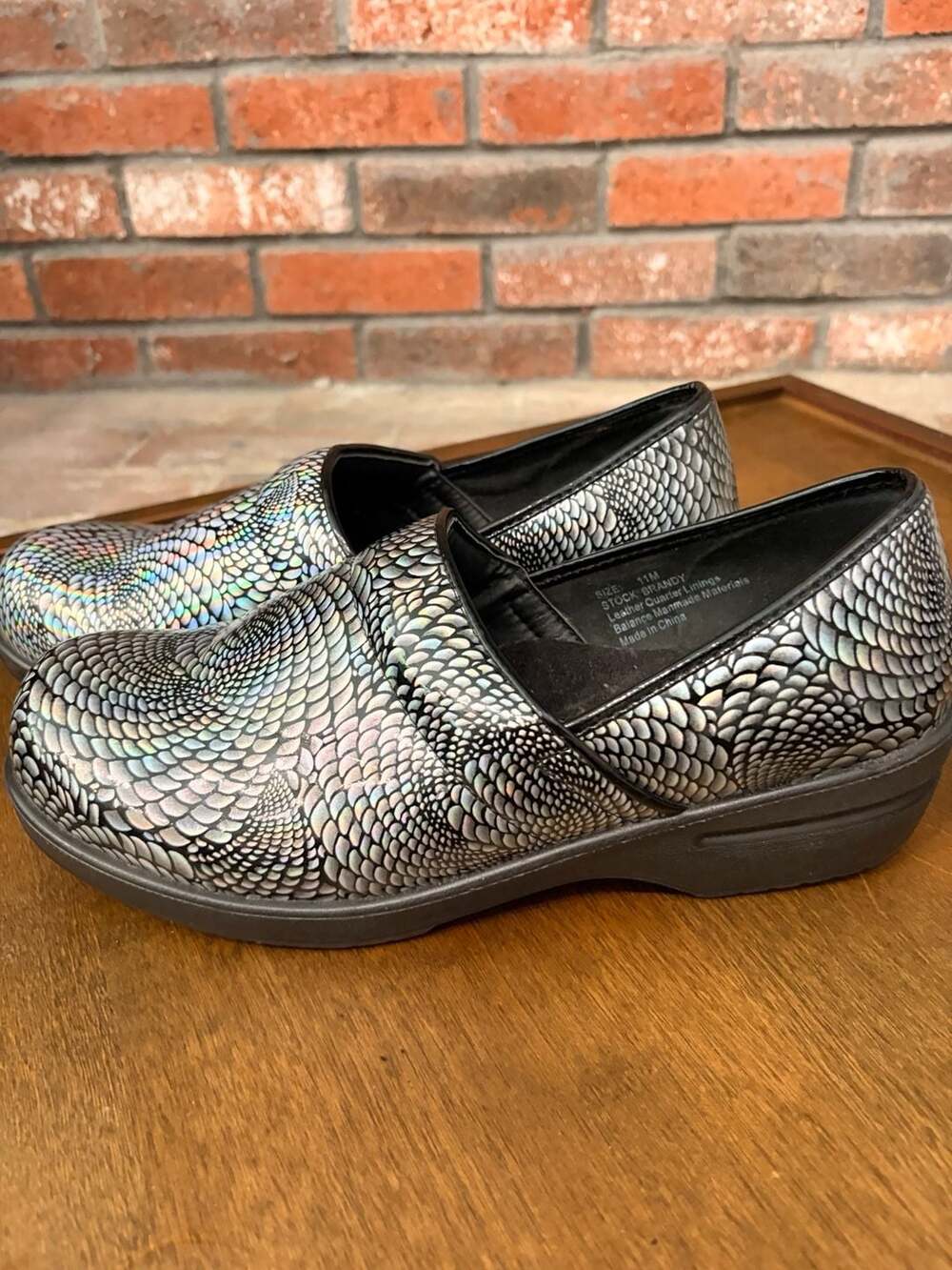 Savvy Brandy Professional Clogs Size 11M Iridescent Silver Snake Print
Nurse Hos